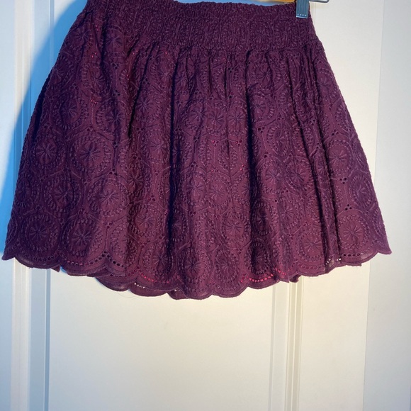 Textured design with eyelets in maroon/purple - Picture 5 of 8